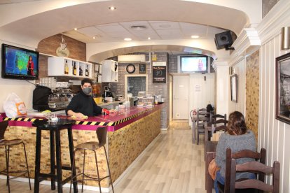 Preparando y desinfectando los bares y establecimientos hosteleros para la apertura.