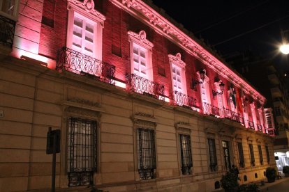 El palacio provincial iluminado de naranja por el Día Mundial del Síndrome de Asperger.