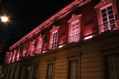 El palacio provincial iluminado de naranja por el Día Mundial del Síndrome de Asperger.