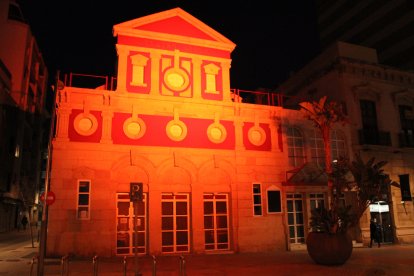 El Teatro Apolo iluminado de naranja por el Día Mundial del Síndrome de Asperger.