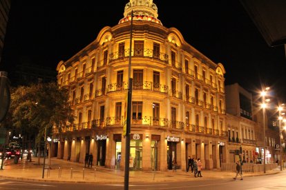 El edifico de las mariposas, sede de Cajamar, iluminado de naranja por el Día Mundial del Síndrome de Asperger.