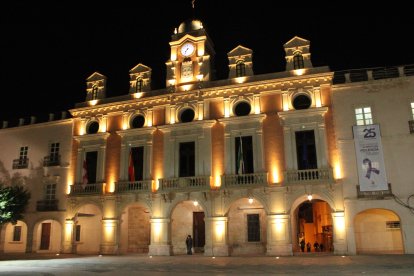El Ayuntamiento de Almería iluminado de naranja por el Día Mundial del Síndrome de Asperger.