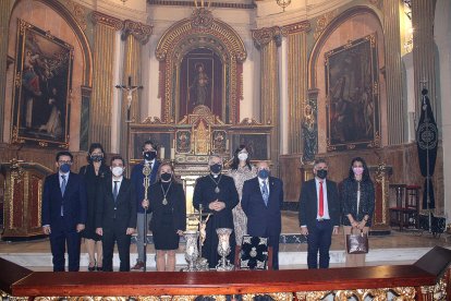 Autoridades en la toma de posesión de la hermana mayor de la Hermandad del Santo Sepulcro.