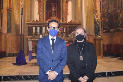 El presidente de la Agrupación junto a la hermana mayor del Santo Sepulcro tras su toma de posesión.