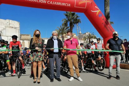 Corte de cinta para dar salir a la tercera etapa de la Vuelta Ciclista.