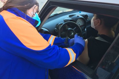 Una amleriense se pone la vacuna contra el coronavirus.