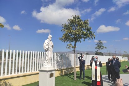 El cardenal Omella bendice una imagen de San José en mármol en los jardines de Hydrodiseño.