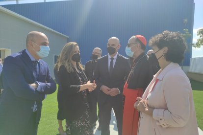 El cardenal Omella habla con la delegada del Gobierno en Almería, Maribal Requena.