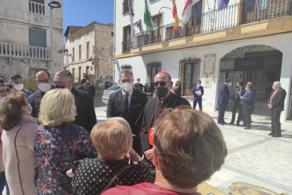 El cardenal Omella recibe el calor de los vecinos.