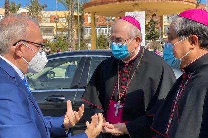 El arzobispo Bernardito Auza junto a Adolfo González Montes y el alcalde de Vícar.