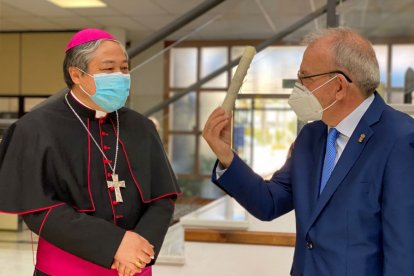El arzobispo Bernardito Auza junto al alcalde de Vícar.