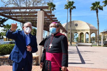 El arzobispo Bernardito Auza junto al alcalde de Vícar.