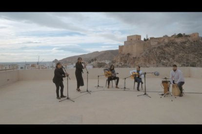 José del Tomate junto a Mari Ángeles Fernández, Kiki Cortiñas y el resto de su grupo el tema ‘Puerta Purchena’.
