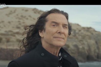 El guitarrista Tomatito, en una fotografía tomada en la emblemática playa de Mónsul.