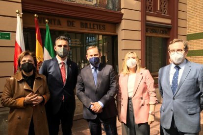 Autoridades, en la vieja estación.