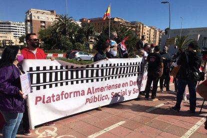 Una de las plataformas reivindicativas entre las dos estaciones.