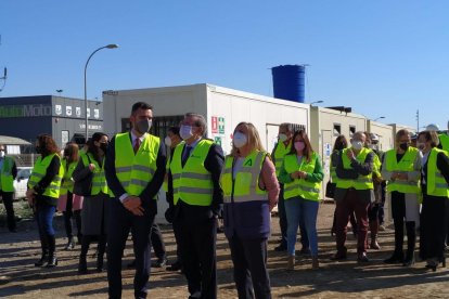 Autoridades, esperando la llegada de José Luis Ábalos a Almería.