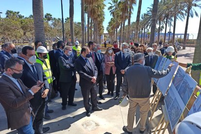 Las autoridades, recibiendo explicaciones junto al Cable Inglés.