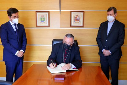 Gómez Cantero firma en el libro de honor del Ayuntamiento de El Ejido.