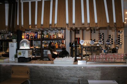 Personal del bar La Plazuela.