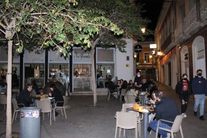Almerienses disfrutando de la noche almeriense en la terraza del bar La Plazuela.