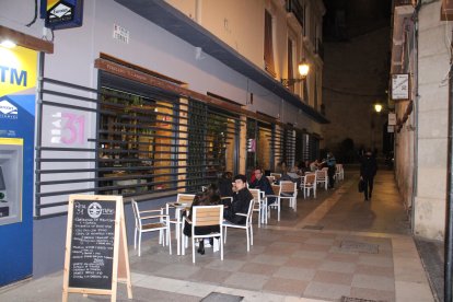 Almerienses disfrutando de la noche almeriense en la terraza del Restaurante Real 31.