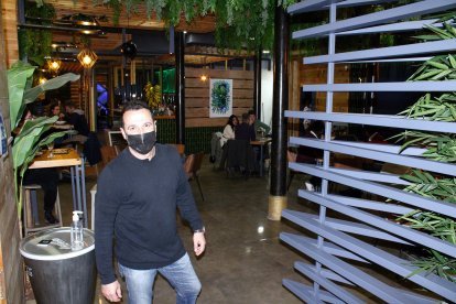 Gerente del Restaurante Real 31 a las puertas de su establecimiento hostelero.