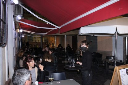 Disfrutando de la hostelería en la calle Padre Alfonso Torres.