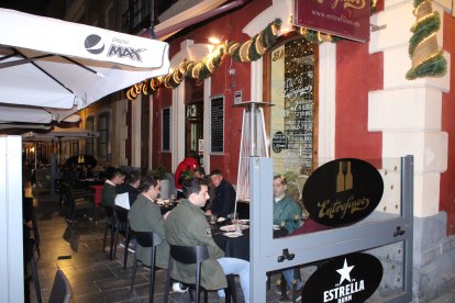 Disfrutando de la hostelería en la calle Padre Alfonso Torres.