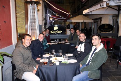 Los Mac de Almería cenando en Entrefinos y disfrutando entre compañeros de la noche almeriense.