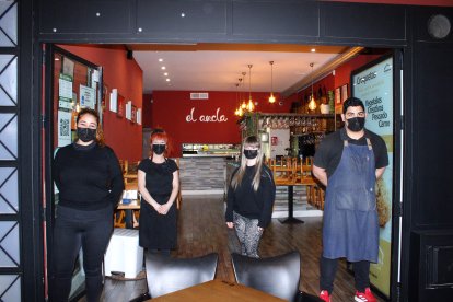 Personal del bar El Ancla, ubicado en calle Padre Alfonso Torres.