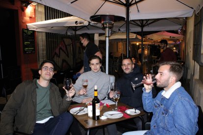 Entre amigos disfrutando de la noche almeriense en el bar El Ancla.