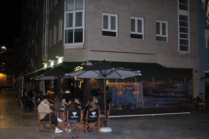 Almerienses en la terraza del bar Majareta.