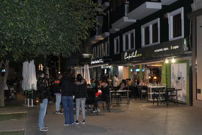 Terrazas con gran animación en la Plaza Marqués de Heredia.