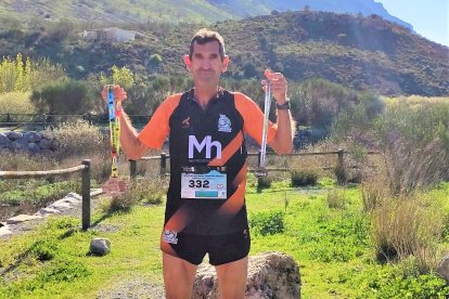 El atleta mostrando sus trofeos.