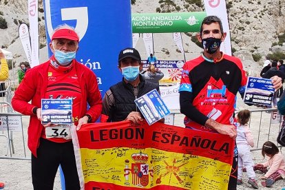 Con la bandera de España.