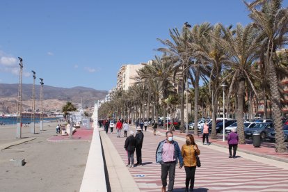 El Paseo Marítimo y la playa en el 1º domingo de Primavera.