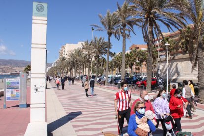 El Paseo Marítimo y la playa en el 1º domingo de Primavera.