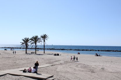 Los almerienses toman la playa en el 1º domingo de Primavera.
