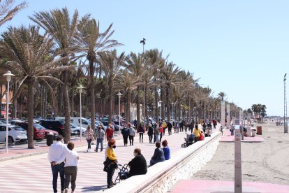 El Paseo Marítimo y la playa en el 1º domingo de Primavera.
