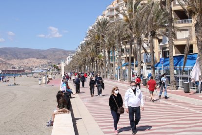 El Paseo Marítimo y la playa en el 1º domingo de Primavera.