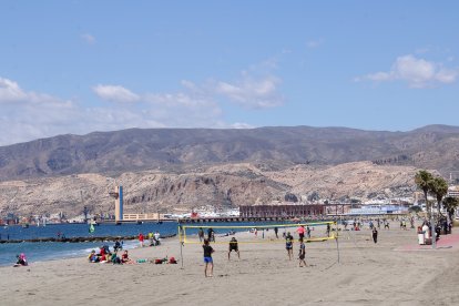 Los almerienses toman la playa en el 1º domingo de Primavera.