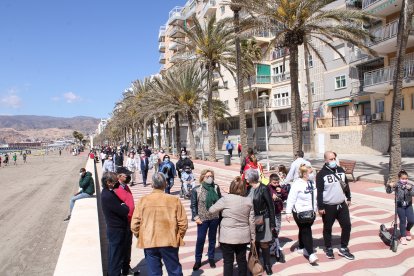 El Paseo Marítimo y la playa en el 1º domingo de Primavera.