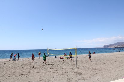 Los almerienses toman la playa en el 1º domingo de Primavera.
