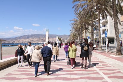 El Paseo Marítimo, punto de encuentro de los almerienses.