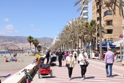 El Paseo Marítimo y la playa en el 1º domingo de Primavera.
