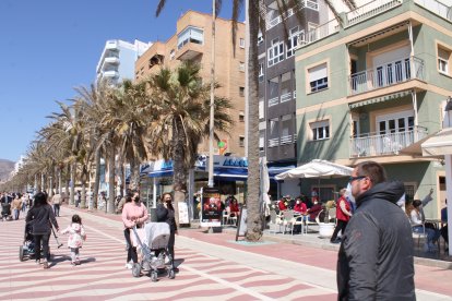 Las terrazas de los establecimientos hosteleros se llenaron de almerienses.