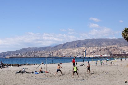 Los almerienses toman la playa en el 1º domingo de Primavera.