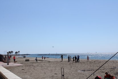 Los almerienses toman la playa en el 1º domingo de Primavera.