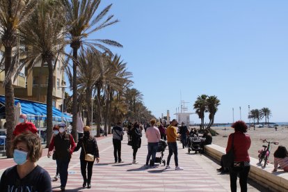 El Paseo Marítimo y la playa en el 1º domingo de Primavera.